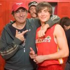 El director Kenny Ortega y Zac Efron.