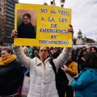 Personas se manifiestan durante una protesta contra el veto a la ley de emergencia en discapacidad este martes, frente al Congreso en Buenos Aires (Argentina).
