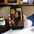 Recuerdo. Gabriel Cobo muestra la fotografía de su hija, Michelle, quien murió a los 20 años.