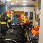 Bomberos brindaron atención prehospitalaria tras rescatar a la mujer herida que cayó en una quebrada en Pintag.