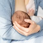 La alimentación materna durante la lactancia es clave para el bienestar de la madre y el desarrollo del bebé