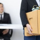 La reducción de 5 000 servidores públicos y la fusión de ministerios en Ecuador despierta críticas y denuncias de vulneración de derechos