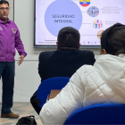 El intendente de Policía de Pichincha, Alex Manzano, en una charla con la comunidad, en la Universidad UDET, en el norte de Quito.