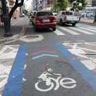 La señalética horizontal de la ciclovía luce desgastada en puntos como Pedro Carbo y Junín.