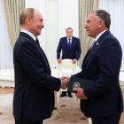 El presidente ruso, Vladímir Putin (izq.), y el enviado especial de EE. UU. para Oriente Medio, Steve Witkoff, en Moscú.