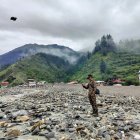 Personal de seguridad y socorro durante una operación de búsqueda y rescate, en Uttarakhand, India.