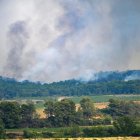 Columnas de humo del incendio forestal cerca de Saint Laurent de la Cabrerisse en Aude, Francia.