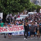 Personas caminan en una caravana migratoria con destino a Estados Unidos este miércoles, en el municipio de Tapachula, estado de Chiapas (México).