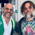 El actor estadounidense Jack Black (d) junto al gerente del aeropuerto ecológico de Galápagos, Jorge Rosillo.