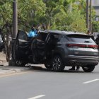 El vehículo de la víctima quedó estrellado con un poste de alumbrado público.