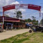 Un cartel de bienvenida se muestra en la isla Santa Rosa, Perú, el 5 de agosto de 2025.