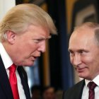 El presidente ruso Vladimir Putin (D) y el presidente de EE.UU. Donald J. Trump.