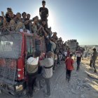 Miles de personas acuden a una zona militarizada, en el norte de la Franja de Gaza, para hacerse con harina del Programa Mundial de Alimentos.