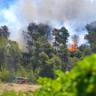 Un camión de bomberos opera durante el incendio forestal en Saint-Laurent-de-la-Cabrerisse, departamento de Aude, sur de Francia.