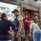 Temor. Aunque hay rondas policiales en el sitio, prevalece la desconfianza entre comerciantes y visitantes.
