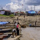 La gente llega en barco a la isla Santa Rosa, Perú, el 5 de agosto de 2025.