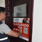 Locales clausurados por operar sin permisos en operativos contra tramitadores ilegales.