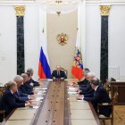 El presidente ruso, Vladimir Putin (C), preside una reunión con miembros del Consejo de Seguridad en el Kremlin en Moscú, Rusia, el 8 de agosto de 2025.