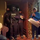 Momento en que el alcalde de Pujilí, José Arroyo, es detenido por la Policía en el marco de una investigación por presunto peculado.