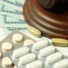 La Comisión Nacional Anticorrupción entregó denuncias sobre compras irregulares de medicinas.