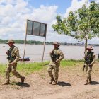 Soldados del Ejército peruano patrullan la isla Santa Rosa, en el departamento de Loreto, Perú, el 7 de agosto de 2025, ubicada frente a la ciudad colombiana de Leticia.