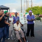Homenaje. Rosita Wila canta y se mueve al son de la marimba, rodeada por sus exalumnos.