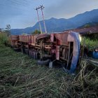 Restos del bus de la cooperativa San Juan tras el fatal accidente en el sector Alungoto, en la vía a Balsapamba, en la provincia de Bolívar.