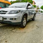 En las calles de Guayaquil asoman huecos de todos los tamaños que ya han causado accidentes. En zonas donde la luz es insuficiente, los daños son mayores.