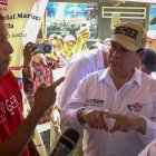 El presidente del Consejo de Ministros de Perú, Eduardo Arana (c), a su llegada a la población de Santa Rosa, una isla en medio del río Amazonas bajo soberanía peruana.