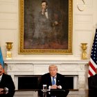 El presidente de Azerbaiyán, Ilham Aliyev; el presidente de Estados Unidos, Donald Trump, y el primer ministro de Armenia, Nikol Pashinyan, reunidos en la Casa Blanca.