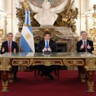 Fotografía cedida por la Presidencia de Argentina de su mandatario, Javier Milei (c), saludando junto a algunos de sus ministros durante una alocución este viernes, en Buenos Aires.
