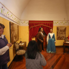 Mónica Ortiz, guía del Museo de Cera Alberto Mena Caamaño, con un grupo de niños y adultos, en agosto 2025.