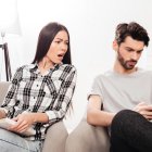 Es recomendable establecer acuerdos claros, sin caer en la vigilancia o la desconfianza constante. El amor no necesita la clave del celular, sino más confianza.