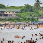 Así lució el sector del rompeolas en General Villamil Playas, con la afluencia de turistas por el feriado del 10 de Agosto.
