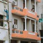 En algunas propiedades del centro se pintan las fachadas para cumplir con la Ordenanza para el Embellecimiento y Ornato de Guayaquil