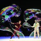 Pep Bou con Martín Cattani en la puesta en escena Bulle a bulle