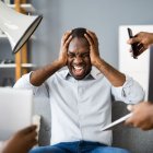 Aunque el teletrabajo ofrece flexibilidad y ahorro de tiempo, sus excesos generan efectos negativos como estrés, conflictos familiares y agotamiento emocional.