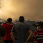 Vecinos de Maceda (Ourense) observan el incendio que se registra en los alrededores de su municipio este domingo 10 de agosto.