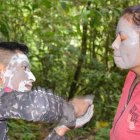 Usos. El barro del Gran Cañón, rico en minerales, es utilizado como mascarilla para turistas y habitantes.