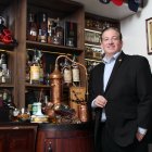 Preparado para descifrar la magia del ron y y atesora más de 1.200 botellas.