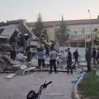 Varios edificios cayeron tras el terremoto de 6,1 en la región de Mármara, en Turquía, este domingo 10 de agosto.