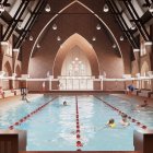 La piscina contará con un fondo ajustable, que se podrá subir y bajar, llegando a cubrirla por completo.