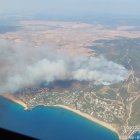 Situación. Las autoridades han activado planes de contingencia para tratar de controlar el fuego. Desde el cielo se observa la gravedad del incendio.