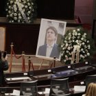 Una persona toma una fotografía a una imagen del fallecido senador y precandidato presidencial de Colombia, Miguel Uribe Turbay, este lunes 11 de agosto, en Bogotá.