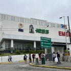 Los pacientes que asisten al Hospital Los Ceibos del Instituto Ecuatoriano de Seguridad Social, ubicado en el norte de Guayaquil, se quejan de que no logran agendar una cita médica a tiempo.