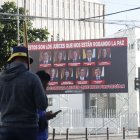 Vallas con los rostros de los nueve jueces de la Corte Constitucional aparecieron este 12 de agosto de 2025 en la ruta de la marcha convocada por el presidente Daniel Noboa.