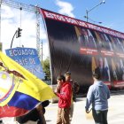 Los rostros de los jueces de la Corte Constitucional son expuestos en una valla durante la marcha convocada por el presidente Daniel Noboa.