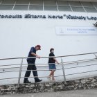 Asegurados caminan hacia un área del Hospital Teodoro Maldonado Carbo, en el Guayaquil.