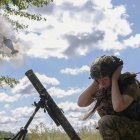 Militar ucraniana durante un entrenamiento en la región de Sumy, al noreste de Ucrania, el 12 de agosto de 2025.