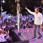 El candidato Jorge "Tuto" Quiroga, habla en el cierre de su campaña electoral este lunes, en Cochabamba (Bolivia).